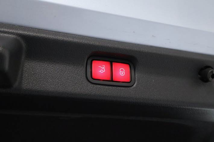 Sølv Mercedes EQE350+ fra 2022