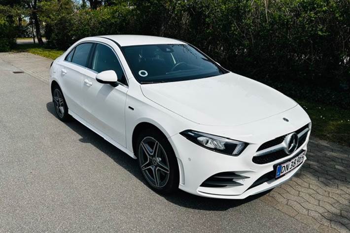 Hvid Mercedes A250 e fra 2021 set udefra