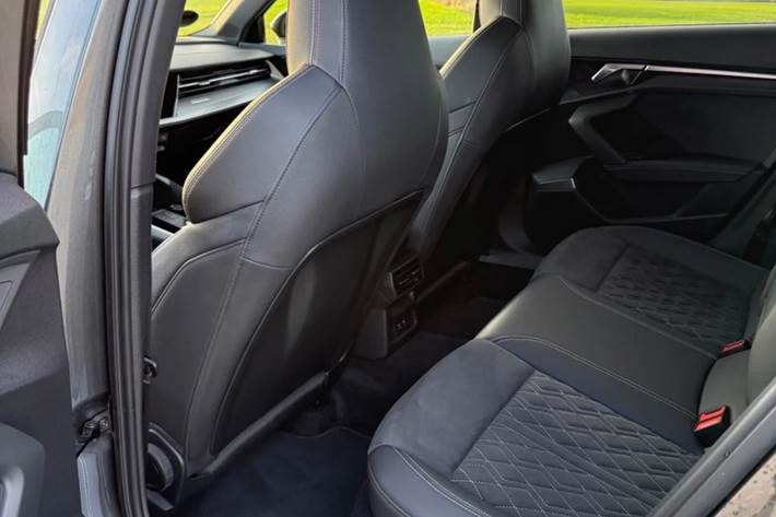 Grå Audi A3 fra 2022