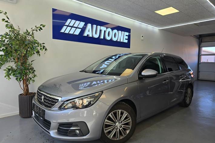 Grå Peugeot 308 fra 2019