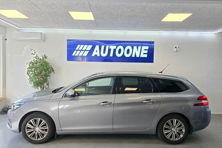 Grå Peugeot 308 fra 2019