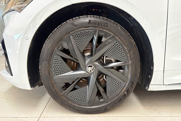 Hvid Skoda Enyaq fra 2023
