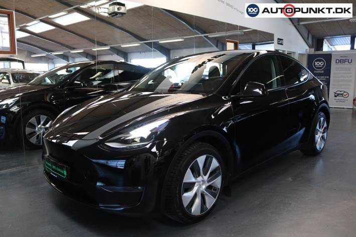 Sort Tesla Model Y fra 2023