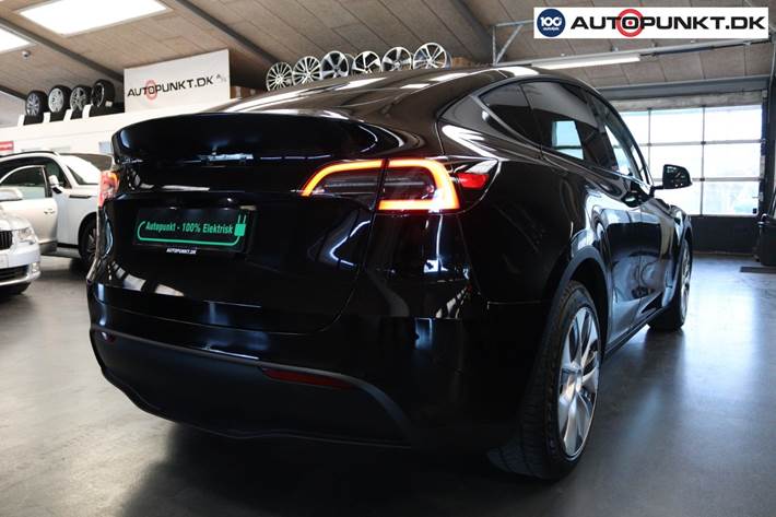 Sort Tesla Model Y fra 2023