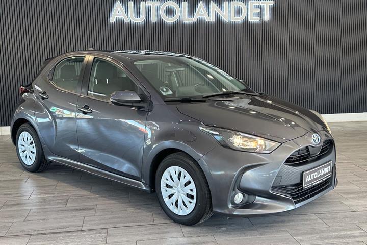 Grå Toyota Yaris fra 2021 set udefra