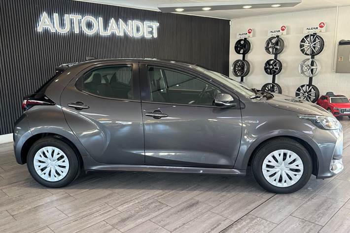 Grå Toyota Yaris fra 2021