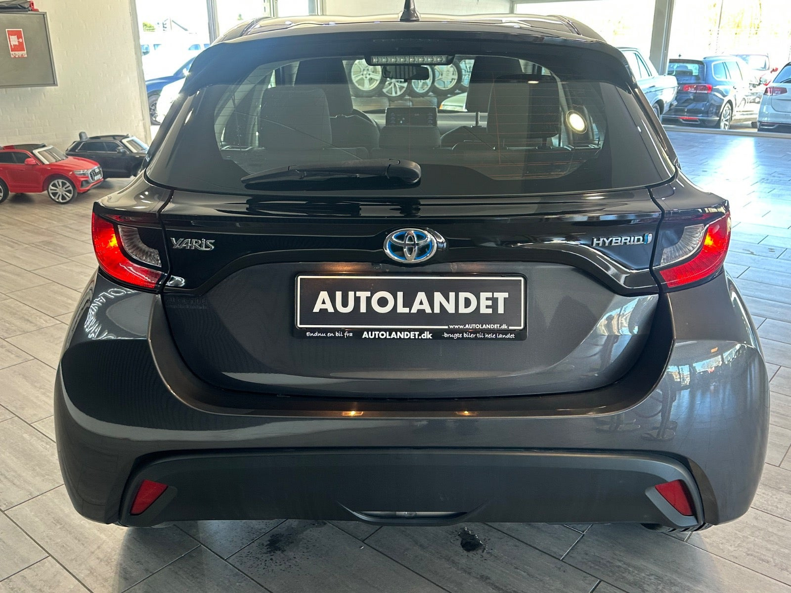 Grå Toyota Yaris fra 2021
