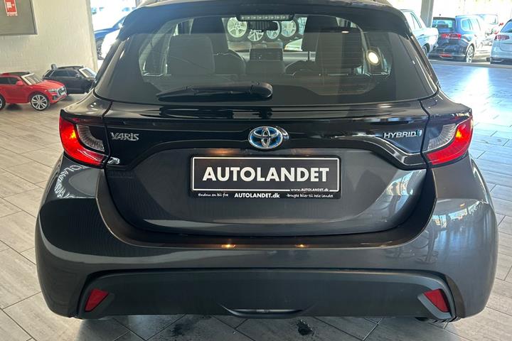 Grå Toyota Yaris fra 2021