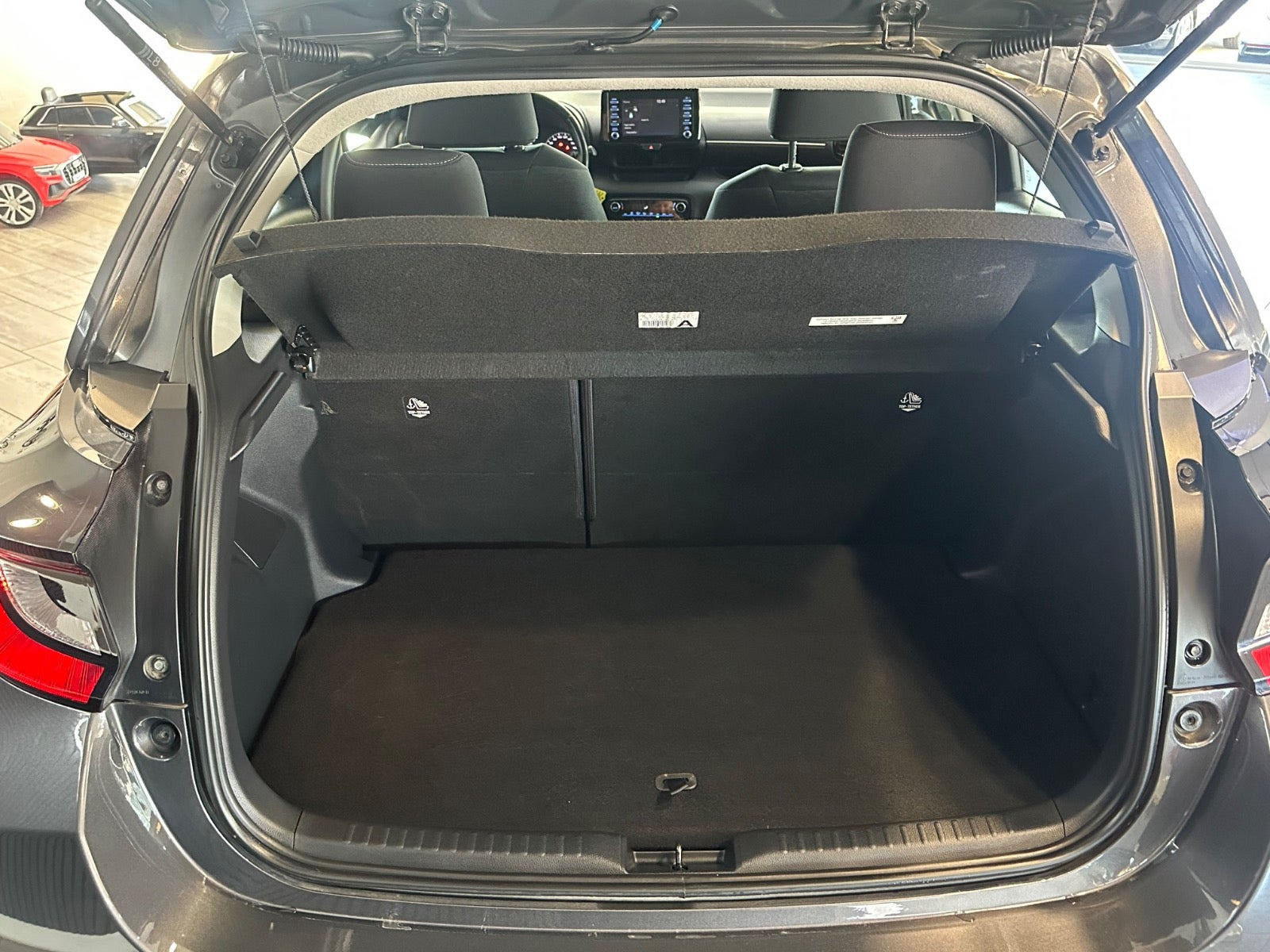 Grå Toyota Yaris fra 2021