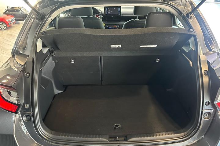 Grå Toyota Yaris fra 2021
