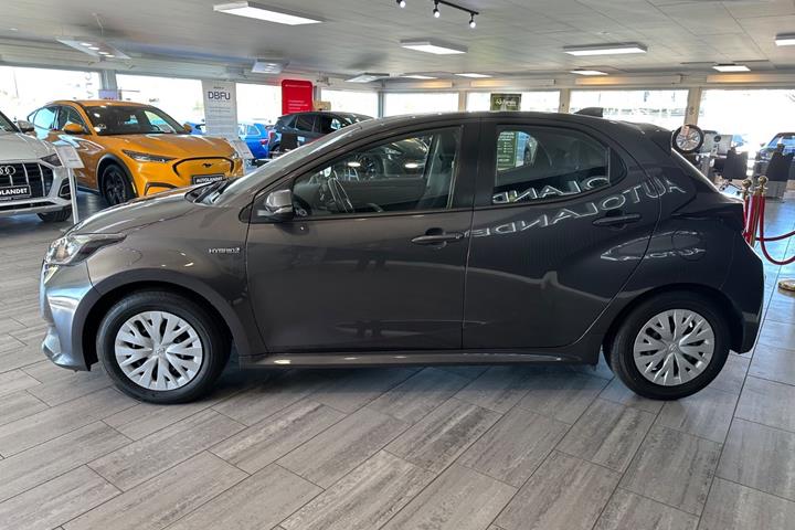 Grå Toyota Yaris fra 2021