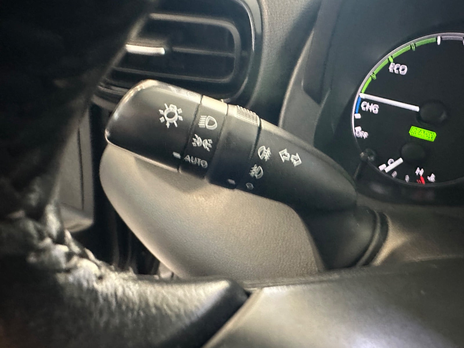 Grå Toyota Yaris fra 2021