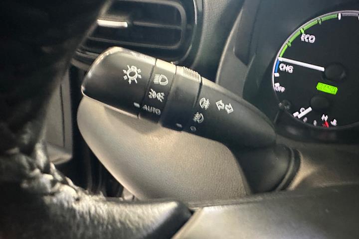 Grå Toyota Yaris fra 2021