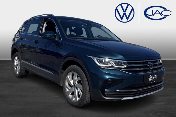 Blå VW Tiguan fra 2023 set udefra
