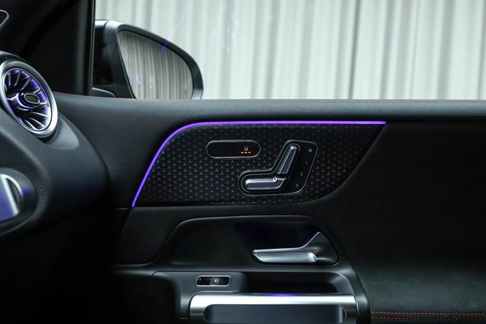 Sølv Mercedes EQB250+ fra 2026