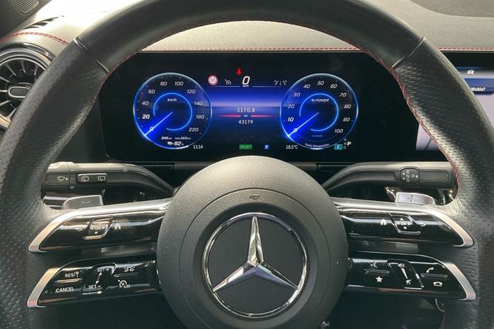 Grå Mercedes EQA300 fra 2024