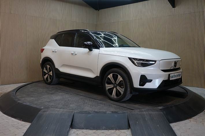 Hvid Volvo XC40 fra 2023 set udefra
