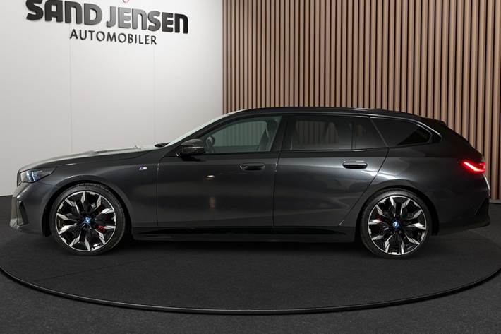 Grå BMW i5 fra 2024