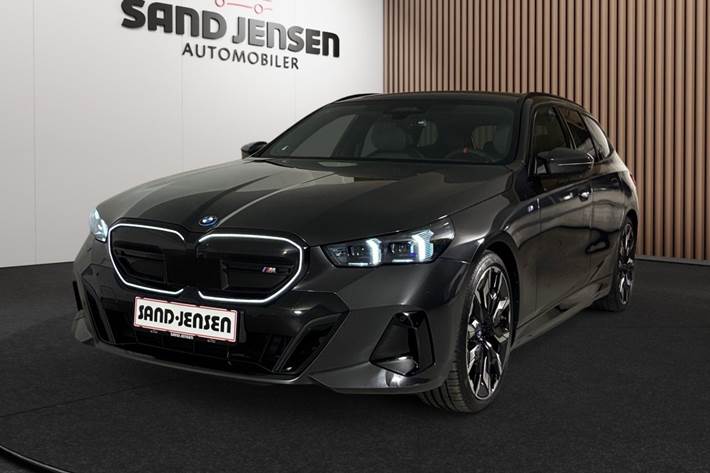 Grå BMW i5 fra 2024 set udefra