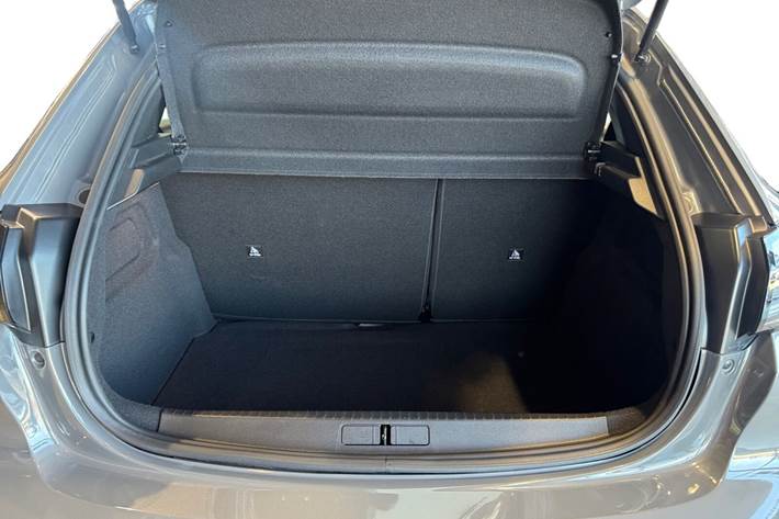 Grå Peugeot e-208 fra 2025