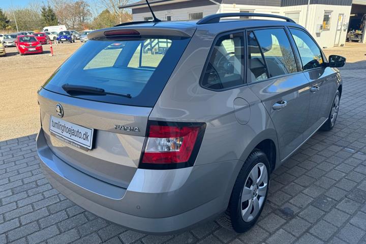 Grå Skoda Fabia fra 2016