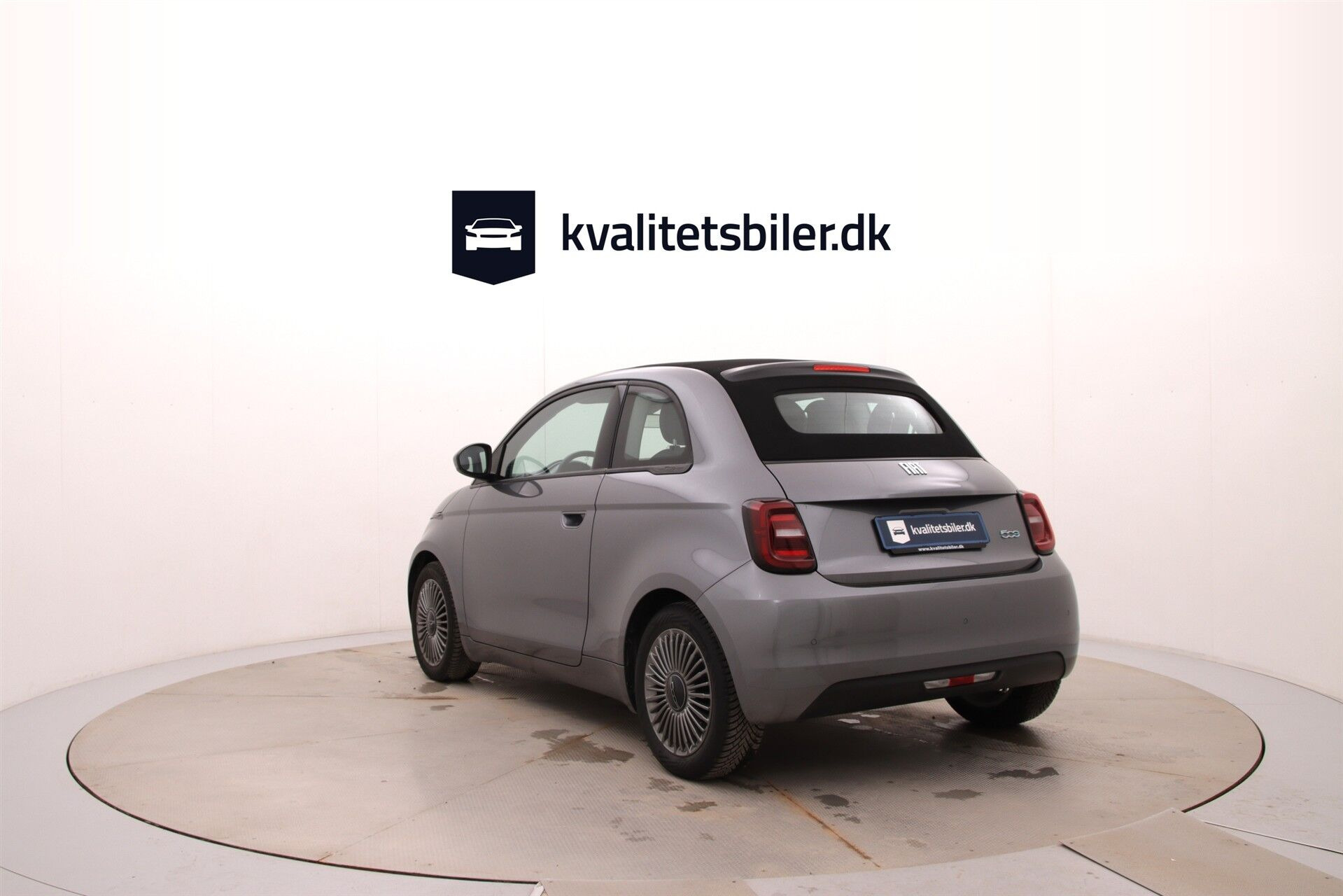 Grå Fiat 500e fra 2022