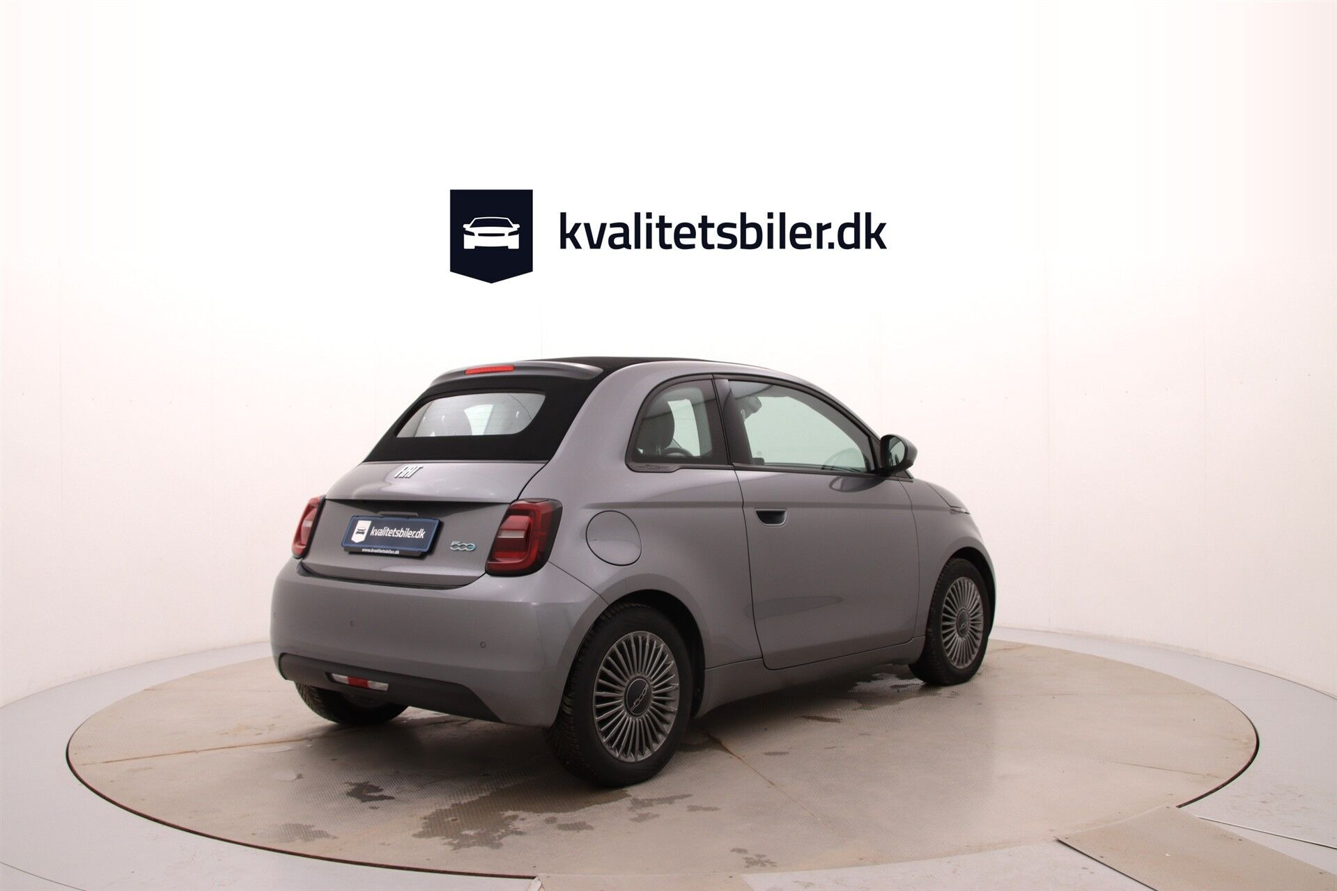 Grå Fiat 500e fra 2022