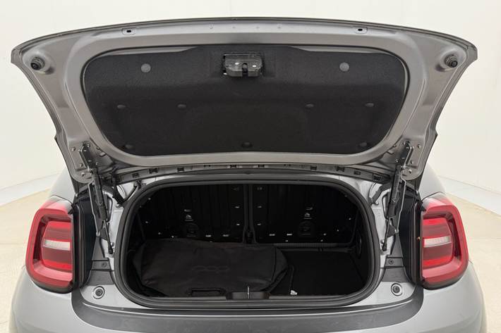 Grå Fiat 500e fra 2022