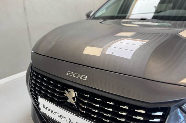 Grå Peugeot 208 fra 2020