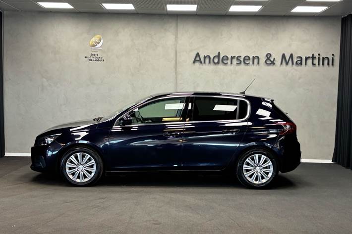 Blå Peugeot 308 fra 2018