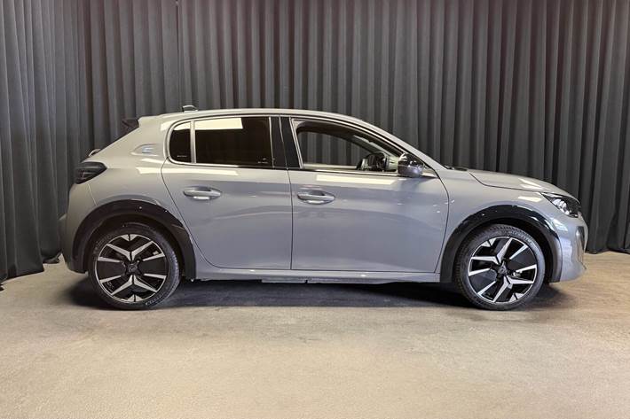Grå Peugeot e-208 fra 2025