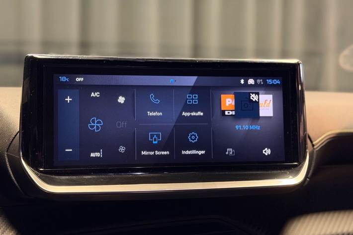 Grå Peugeot e-208 fra 2025