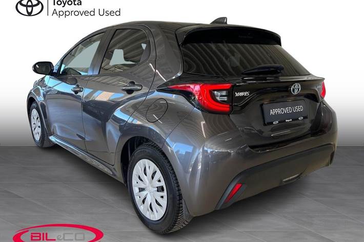 Grå Toyota Yaris fra 2021