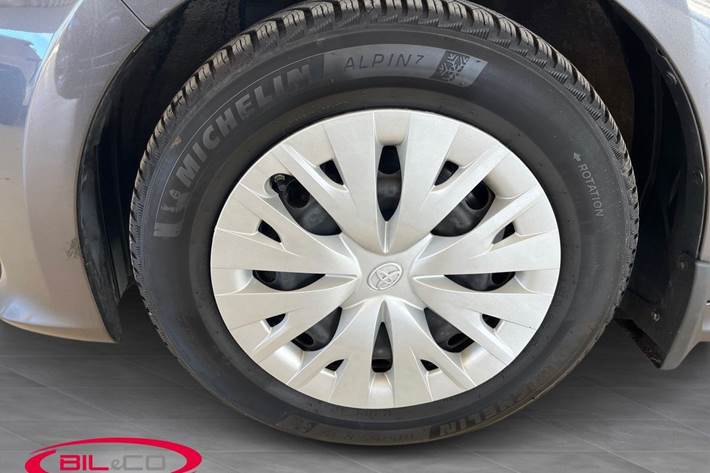 Grå Toyota Yaris fra 2021