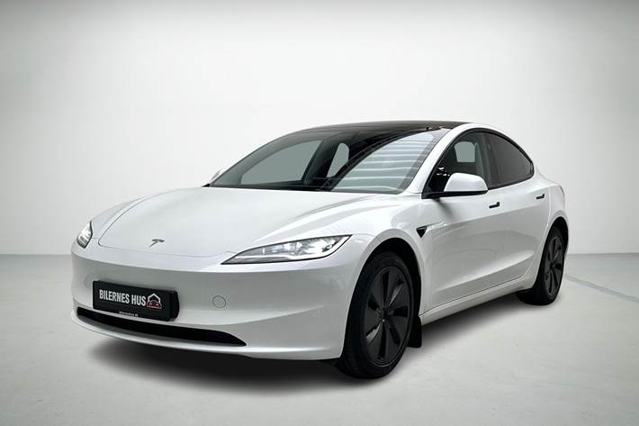 Hvid Tesla Model 3 fra 2024