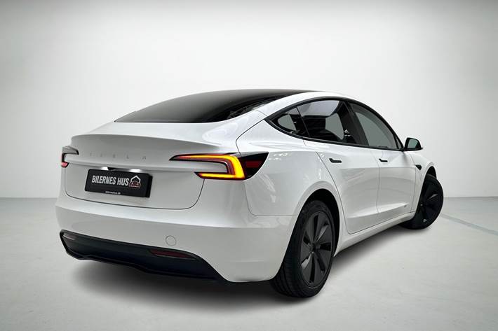 Hvid Tesla Model 3 fra 2024
