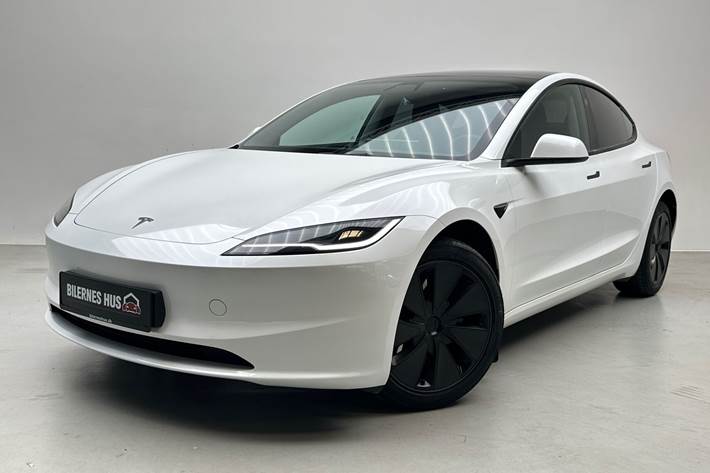 Hvid Tesla Model 3 fra 2024