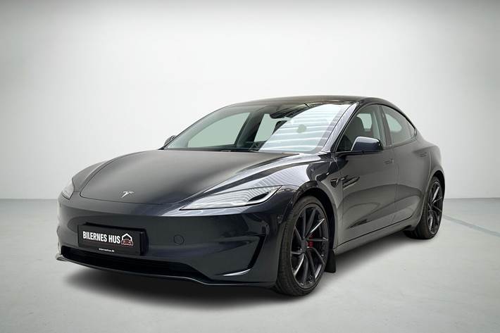 Grå Tesla Model 3 fra 2024 set udefra
