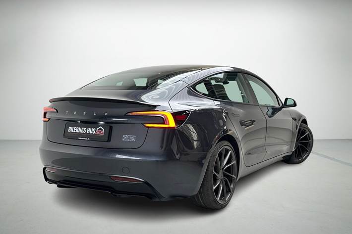 Grå Tesla Model 3 fra 2024