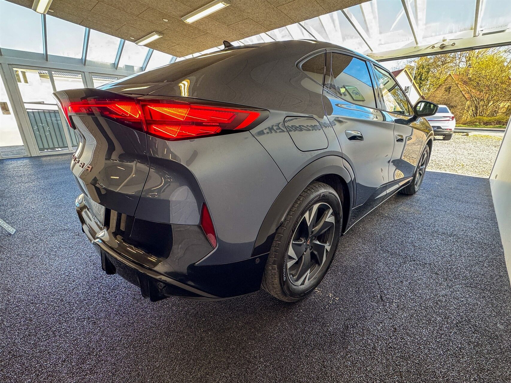 Blå Cupra Tavascan fra 2025
