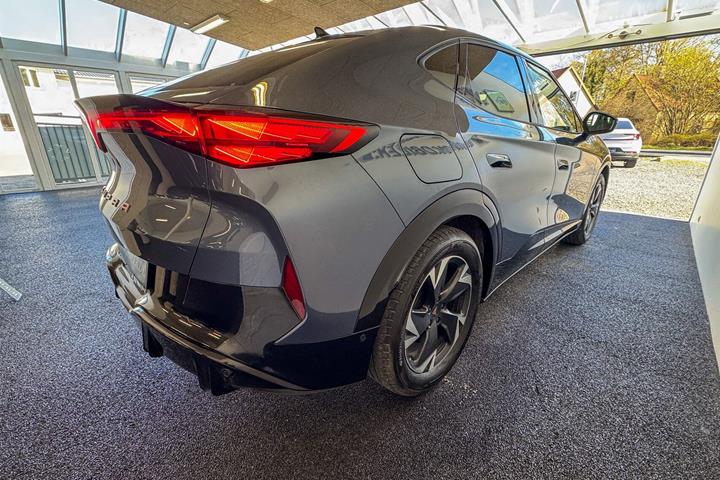 Blå Cupra Tavascan fra 2025