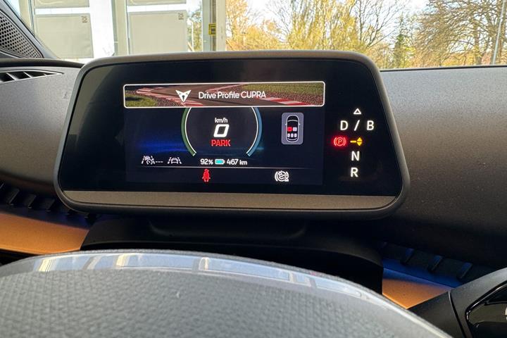 Blå Cupra Tavascan fra 2025