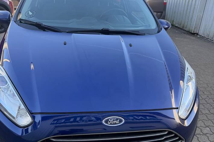 Blå Ford Fiesta fra 2014