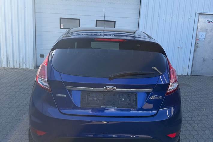 Blå Ford Fiesta fra 2014