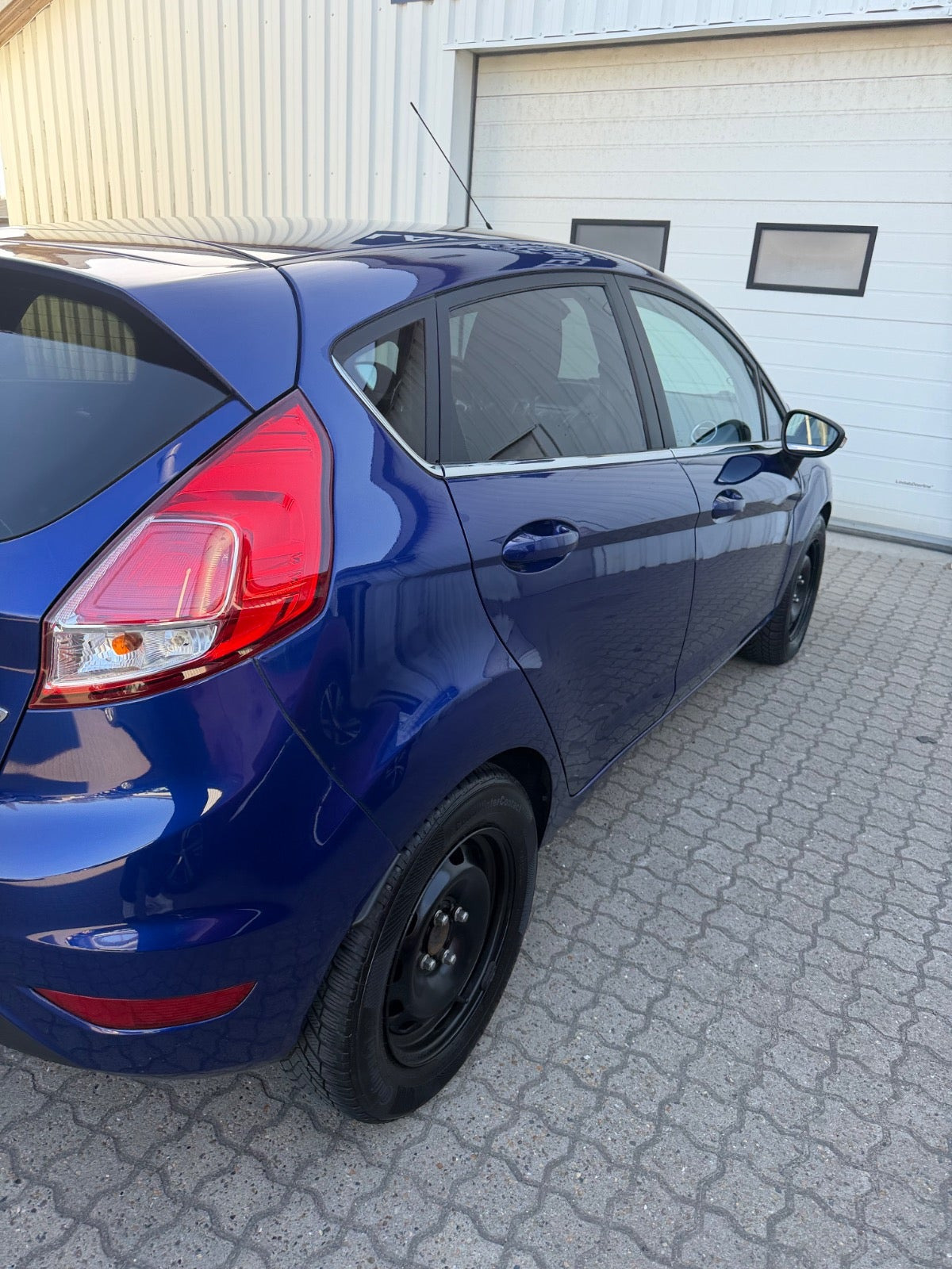 Blå Ford Fiesta fra 2014