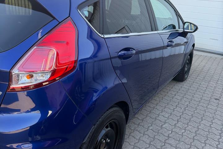 Blå Ford Fiesta fra 2014