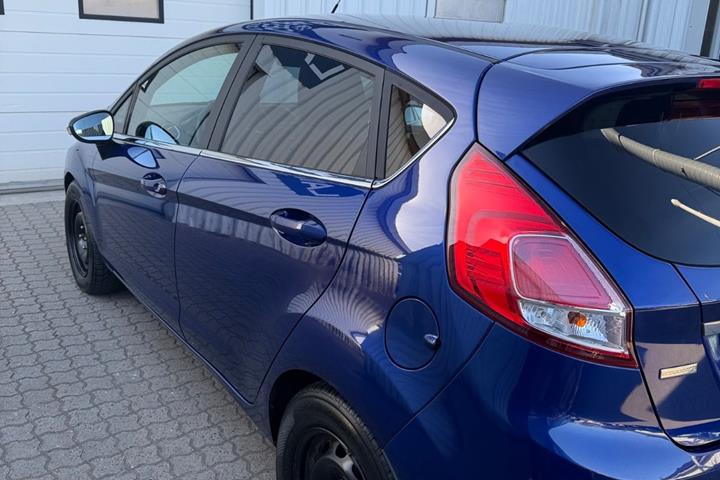 Blå Ford Fiesta fra 2014