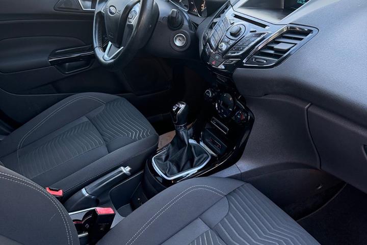 Blå Ford Fiesta fra 2014