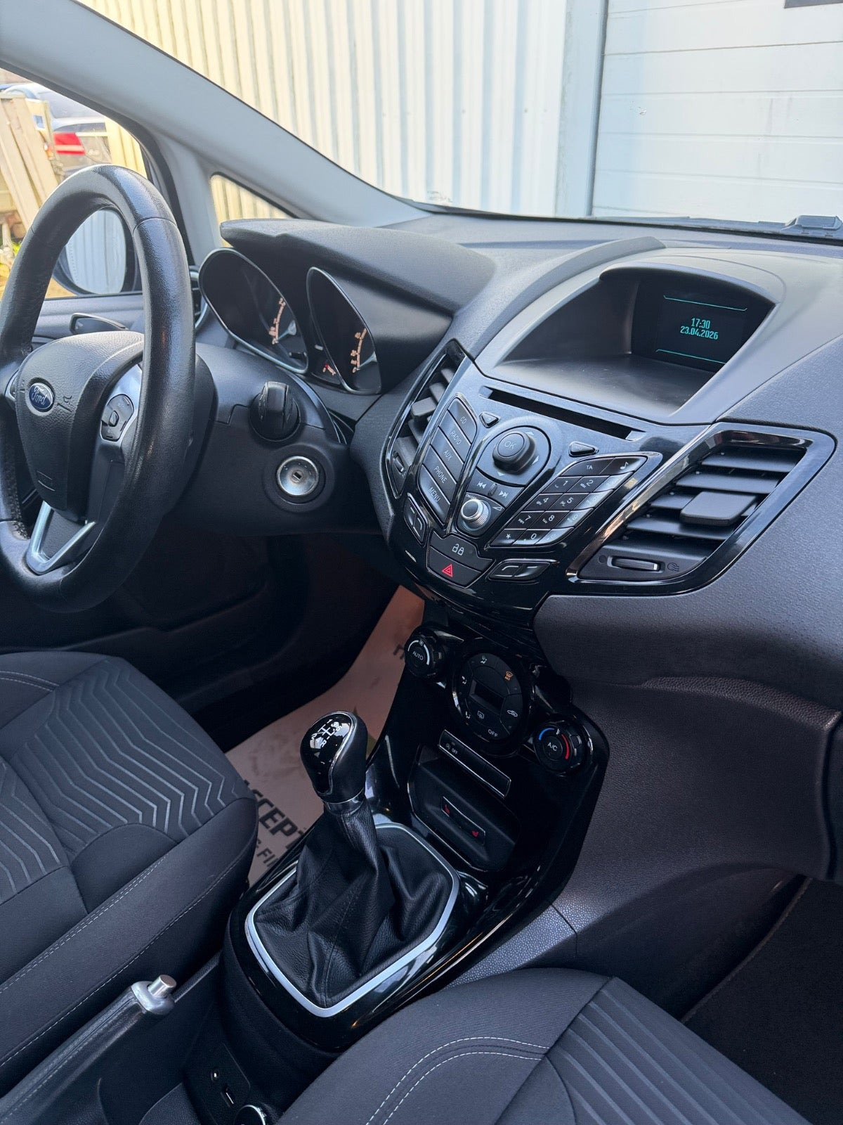 Blå Ford Fiesta fra 2014