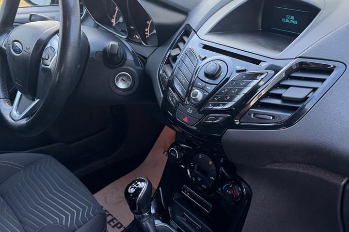 Blå Ford Fiesta fra 2014